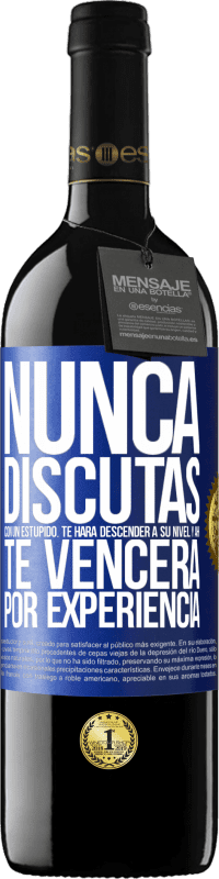 39,95 € Envío gratis | Vino Tinto Edición RED MBE Reserva Nunca discutas con un estúpido. Te hará descender a su nivel y ahí te vencerá por experiencia Etiqueta Azul. Etiqueta personalizable Reserva 12 Meses Cosecha 2016 Tempranillo