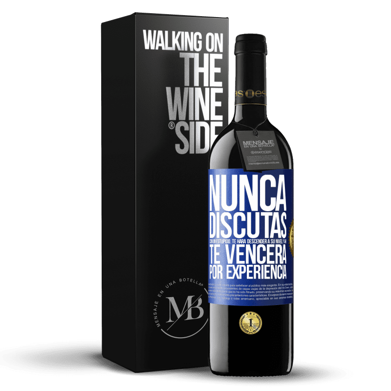 39,95 € Envío gratis | Vino Tinto Edición RED MBE Reserva Nunca discutas con un estúpido. Te hará descender a su nivel y ahí te vencerá por experiencia Etiqueta Azul. Etiqueta personalizable Reserva 12 Meses Cosecha 2015 Tempranillo