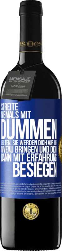39,95 € Kostenloser Versand | Rotwein RED Ausgabe MBE Reserve Streite niemals mit dummen Leuten, sie werden dich auf ihr Niveau bringen und dich dann mit Erfahrung besiegen. Blaue Markierung. Anpassbares Etikett Reserve 12 Monate Ernte 2016 Tempranillo