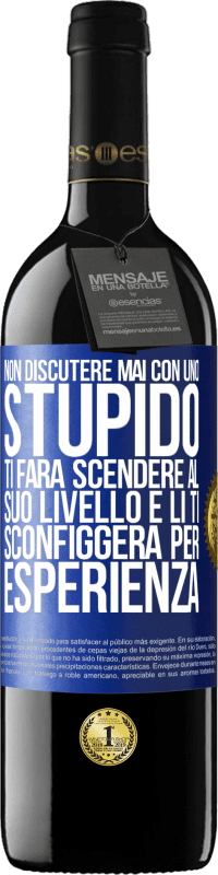 39,95 € Spedizione Gratuita | Vino rosso Edizione RED MBE Riserva Non discutere mai con uno stupido. Ti farà scendere al suo livello e lì ti sconfiggerà per esperienza Etichetta Blu. Etichetta personalizzabile Riserva 12 Mesi Raccogliere 2016 Tempranillo