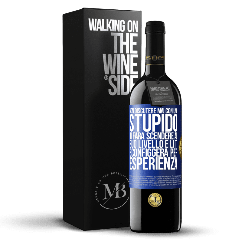 39,95 € Spedizione Gratuita | Vino rosso Edizione RED MBE Riserva Non discutere mai con uno stupido. Ti farà scendere al suo livello e lì ti sconfiggerà per esperienza Etichetta Blu. Etichetta personalizzabile Riserva 12 Mesi Raccogliere 2015 Tempranillo