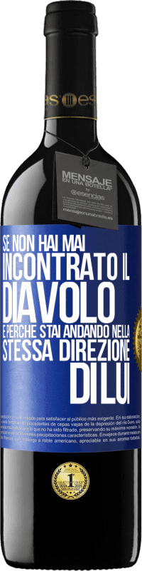 39,95 € Spedizione Gratuita | Vino rosso Edizione RED MBE Riserva Se non hai mai incontrato il diavolo è perché stai andando nella stessa direzione di lui Etichetta Blu. Etichetta personalizzabile Riserva 12 Mesi Raccogliere 2016 Tempranillo