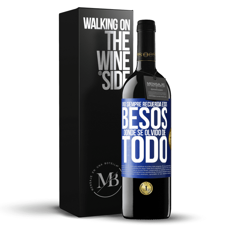 39,95 € Envío gratis | Vino Tinto Edición RED MBE Reserva Uno siempre recuerda esos besos donde se olvidó de todo Etiqueta Azul. Etiqueta personalizable Reserva 12 Meses Cosecha 2016 Tempranillo