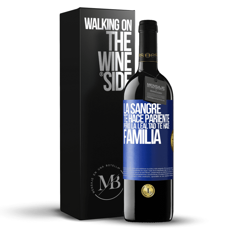 39,95 € Envío gratis | Vino Tinto Edición RED MBE Reserva La sangre te hace pariente, pero la lealtad te hace familia Etiqueta Azul. Etiqueta personalizable Reserva 12 Meses Cosecha 2015 Tempranillo