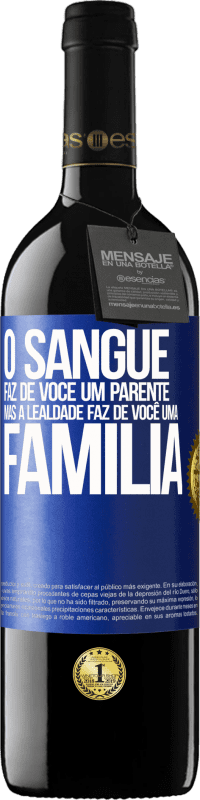 39,95 € | Vinho tinto Edição RED MBE Reserva O sangue faz de você um parente, mas a lealdade faz de você uma família Etiqueta Azul. Etiqueta personalizável Reserva 12 Meses Colheita 2015 Tempranillo