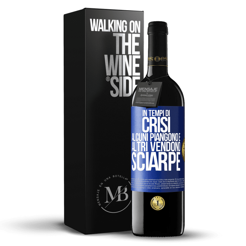 39,95 € Spedizione Gratuita | Vino rosso Edizione RED MBE Riserva In tempi di crisi, alcuni piangono e altri vendono sciarpe Etichetta Blu. Etichetta personalizzabile Riserva 12 Mesi Raccogliere 2015 Tempranillo