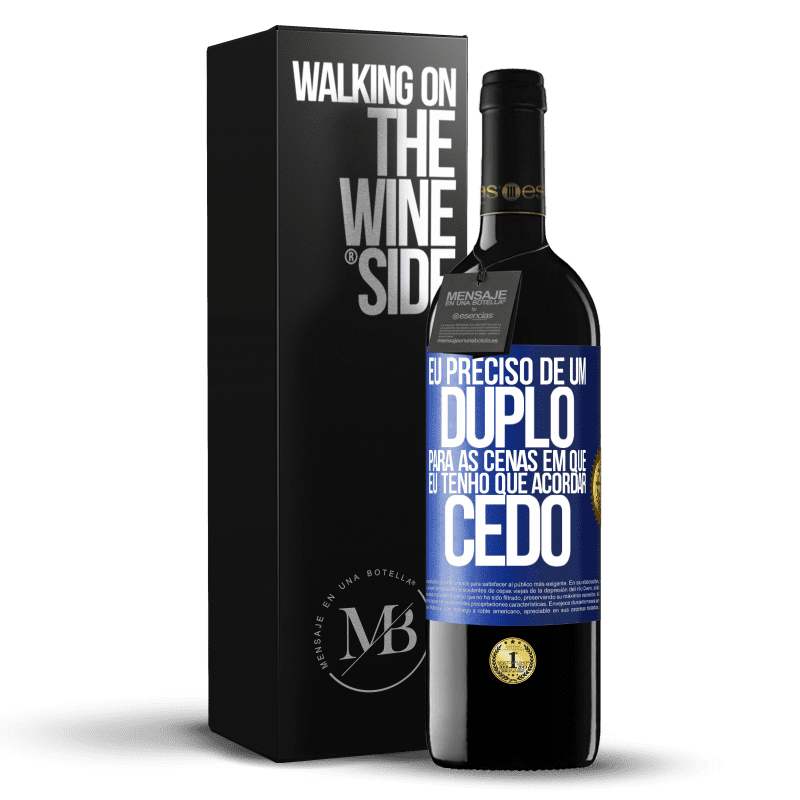 39,95 € Envio grátis | Vinho tinto Edição RED MBE Reserva Eu preciso de um duplo para as cenas em que eu tenho que acordar cedo Etiqueta Azul. Etiqueta personalizável Reserva 12 Meses Colheita 2016 Tempranillo