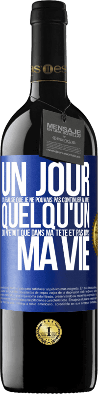 Envoi gratuit | Vin rouge Édition RED MBE Réserve Un jour, j'ai réalisé que je ne pouvais pas continuer à aimer quelqu'un qui n'était que dans ma tête et pas dans ma vie Étiquette Bleue. Étiquette personnalisable Réserve 12 Mois Récolte 2014 Tempranillo