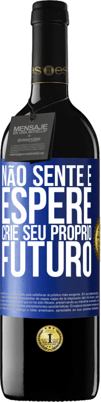 39,95 € | Vinho tinto Edição RED MBE Reserva Não sente e espere, crie seu próprio futuro Etiqueta Azul. Etiqueta personalizável Reserva 12 Meses Colheita 2015 Tempranillo