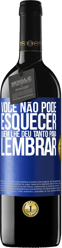 39,95 € | Vinho tinto Edição RED MBE Reserva Você não pode esquecer quem lhe deu tanto para lembrar Etiqueta Azul. Etiqueta personalizável Reserva 12 Meses Colheita 2015 Tempranillo