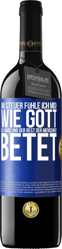 39,95 € Kostenloser Versand | Rotwein RED Ausgabe MBE Reserve Am Steuer fühle ich mich wie Gott. Ich fahre und der Rest der Menschheit betet Blaue Markierung. Anpassbares Etikett Reserve 12 Monate Ernte 2015 Tempranillo