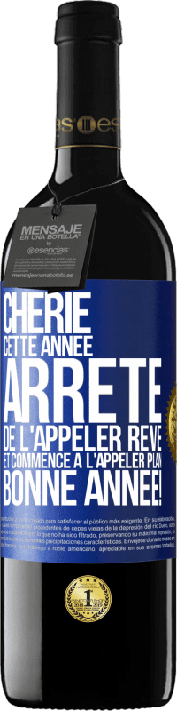 39,95 € | Vin rouge Édition RED MBE Réserve Chérie cette année, arrête de l'appeler rêve et commence à l'appeler plan. Bonne année! Étiquette Bleue. Étiquette personnalisable Réserve 12 Mois Récolte 2015 Tempranillo