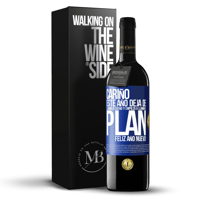 39,95 € Envío gratis | Vino Tinto Edición RED MBE Reserva Cariño, este año deja de llamarlo sueño y empieza a llamarlo plan. Feliz año nuevo! Etiqueta Azul. Etiqueta personalizable Reserva 12 Meses Cosecha 2015 Tempranillo