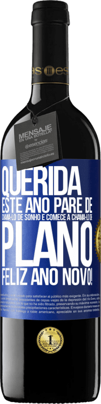 39,95 € | Vinho tinto Edição RED MBE Reserva Querida, este ano pare de chamá-lo de sonho e comece a chamá-lo de plano. Feliz Ano Novo! Etiqueta Azul. Etiqueta personalizável Reserva 12 Meses Colheita 2015 Tempranillo