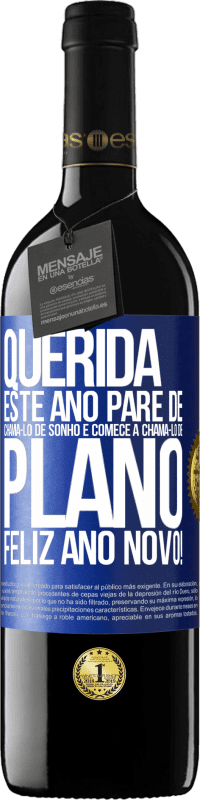 39,95 € | Vinho tinto Edição RED MBE Reserva Querida, este ano pare de chamá-lo de sonho e comece a chamá-lo de plano. Feliz Ano Novo! Etiqueta Azul. Etiqueta personalizável Reserva 12 Meses Colheita 2016 Tempranillo