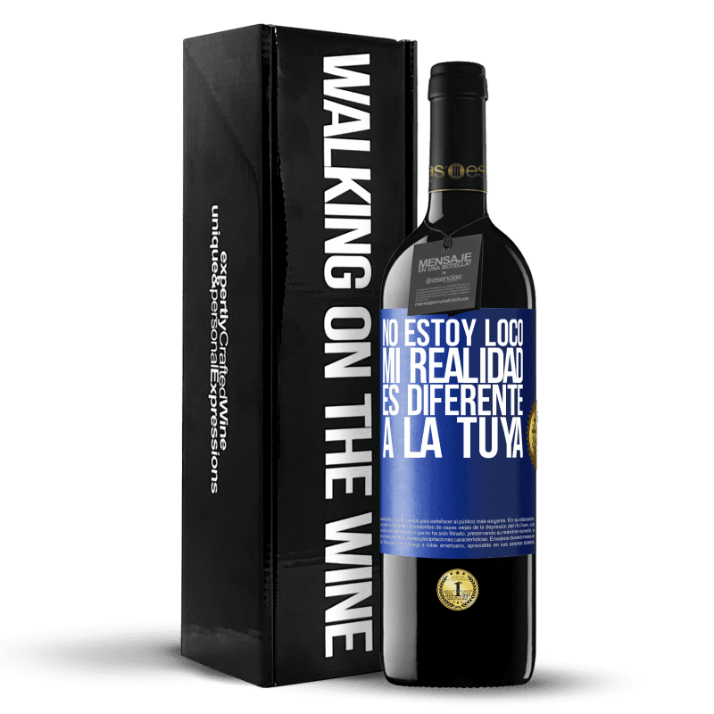 39,95 € Envío gratis | Vino Tinto Edición RED MBE Reserva No estoy loco, mi realidad es diferente a la tuya Etiqueta Azul. Etiqueta personalizable Reserva 12 Meses Cosecha 2015 Tempranillo