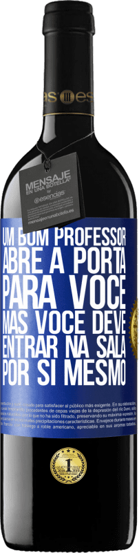 39,95 € | Vinho tinto Edição RED MBE Reserva Um bom professor abre a porta para você, mas você deve entrar na sala por si mesmo Etiqueta Azul. Etiqueta personalizável Reserva 12 Meses Colheita 2015 Tempranillo