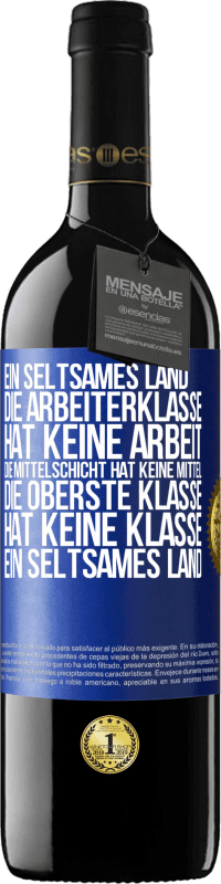 39,95 € Kostenloser Versand | Rotwein RED Ausgabe MBE Reserve Ein seltsames Land: Die Arbeiterklasse hat keine Arbeit, die Mittelschicht hat keine Mittel, die oberste Klasse hat keine Klasse Blaue Markierung. Anpassbares Etikett Reserve 12 Monate Ernte 2016 Tempranillo