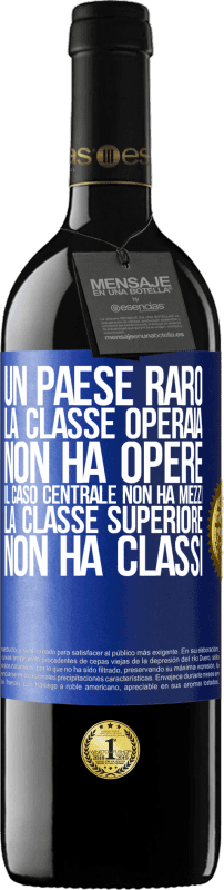 39,95 € | Vino rosso Edizione RED MBE Riserva Un paese raro: la classe operaia non ha opere, il caso centrale non ha mezzi, la classe superiore non ha classi Etichetta Blu. Etichetta personalizzabile Riserva 12 Mesi Raccogliere 2014 Tempranillo