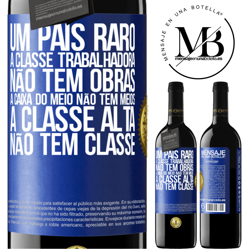 39,95 € Envio grátis | Vinho tinto Edição RED MBE Reserva Um país raro: a classe trabalhadora não tem obras, a caixa do meio não tem meios, a classe alta não tem classe Etiqueta Azul. Etiqueta personalizável Reserva 12 Meses Colheita 2014 Tempranillo