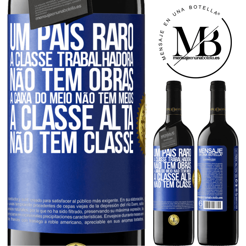 39,95 € Envio grátis | Vinho tinto Edição RED MBE Reserva Um país raro: a classe trabalhadora não tem obras, a caixa do meio não tem meios, a classe alta não tem classe Etiqueta Azul. Etiqueta personalizável Reserva 12 Meses Colheita 2016 Tempranillo