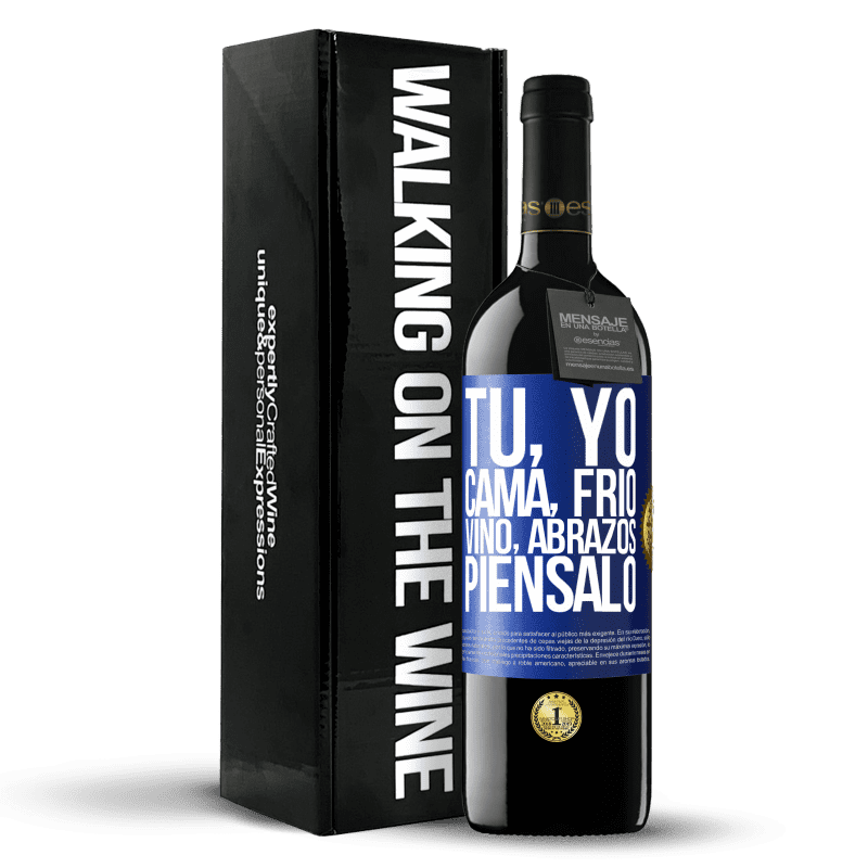 39,95 € Envío gratis | Vino Tinto Edición RED MBE Reserva Tú, yo, cama, frío, vino, abrazos. Piénsalo Etiqueta Azul. Etiqueta personalizable Reserva 12 Meses Cosecha 2016 Tempranillo