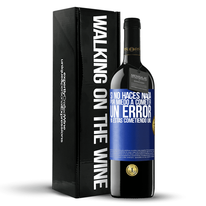 39,95 € Envío gratis | Vino Tinto Edición RED MBE Reserva Si no haces nada por miedo a cometer un error, ya estás cometiendo uno Etiqueta Azul. Etiqueta personalizable Reserva 12 Meses Cosecha 2016 Tempranillo