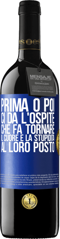 39,95 € Spedizione Gratuita | Vino rosso Edizione RED MBE Riserva Prima o poi ci dà l'ospite che fa tornare il cuore e la stupidità al loro posto Etichetta Blu. Etichetta personalizzabile Riserva 12 Mesi Raccogliere 2016 Tempranillo