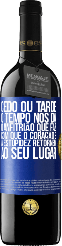 39,95 € | Vinho tinto Edição RED MBE Reserva Cedo ou tarde, o tempo nos dá o anfitrião que faz com que o coração e a estupidez retornem ao seu lugar Etiqueta Azul. Etiqueta personalizável Reserva 12 Meses Colheita 2015 Tempranillo