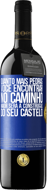 39,95 € | Vinho tinto Edição RED MBE Reserva Quanto mais pedras você encontrar no caminho, maior será a construção do seu castelo Etiqueta Azul. Etiqueta personalizável Reserva 12 Meses Colheita 2015 Tempranillo