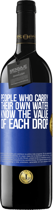 39,95 € 免费送货 | 红酒 RED版 MBE 预订 自带水的人知道每一滴水的价值 蓝色标签. 可自定义的标签 预订 12 个月 收成 2014 Tempranillo