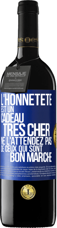 39,95 € | Vin rouge Édition RED MBE Réserve L'honnêteté est un cadeau très cher. Ne l'attendez pas de ceux qui sont bon marché Étiquette Bleue. Étiquette personnalisable Réserve 12 Mois Récolte 2015 Tempranillo