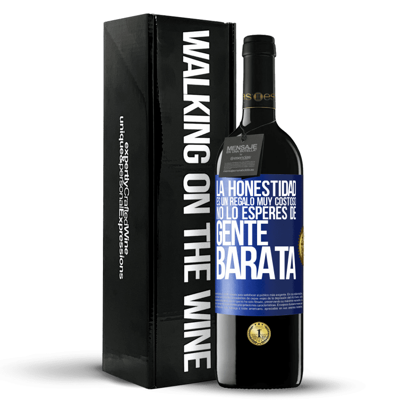 39,95 € Envío gratis | Vino Tinto Edición RED MBE Reserva La honestidad es un regalo muy costoso. No lo esperes de gente barata Etiqueta Azul. Etiqueta personalizable Reserva 12 Meses Cosecha 2015 Tempranillo