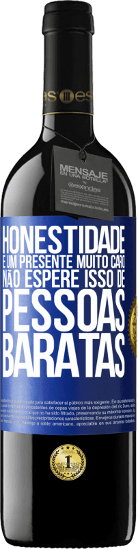 39,95 € Envio grátis | Vinho tinto Edição RED MBE Reserva Honestidade é um presente muito caro. Não espere isso de pessoas baratas Etiqueta Azul. Etiqueta personalizável Reserva 12 Meses Colheita 2016 Tempranillo