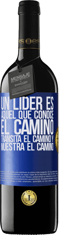 39,95 € Envío gratis | Vino Tinto Edición RED MBE Reserva Un líder es aquel que conoce el camino, transita el camino y muestra el camino Etiqueta Azul. Etiqueta personalizable Reserva 12 Meses Cosecha 2016 Tempranillo