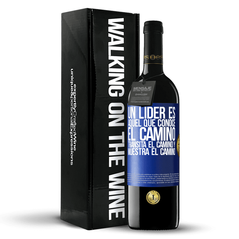 39,95 € Envío gratis | Vino Tinto Edición RED MBE Reserva Un líder es aquel que conoce el camino, transita el camino y muestra el camino Etiqueta Azul. Etiqueta personalizable Reserva 12 Meses Cosecha 2015 Tempranillo