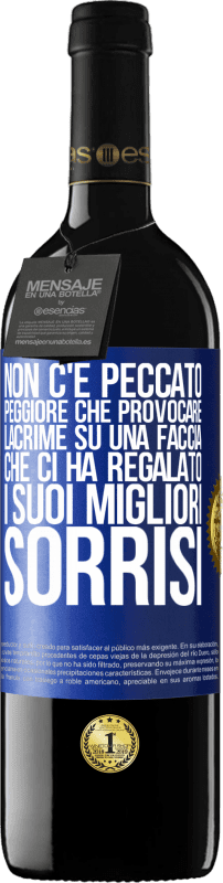 39,95 € Spedizione Gratuita | Vino rosso Edizione RED MBE Riserva Non c'è peccato peggiore che provocare lacrime su una faccia che ci ha regalato i suoi migliori sorrisi Etichetta Blu. Etichetta personalizzabile Riserva 12 Mesi Raccogliere 2016 Tempranillo