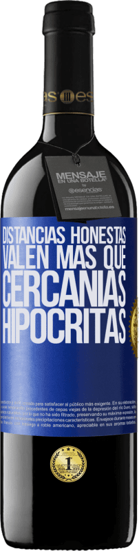 39,95 € Envío gratis | Vino Tinto Edición RED MBE Reserva Distancias honestas valen más que cercanías hipócritas Etiqueta Azul. Etiqueta personalizable Reserva 12 Meses Cosecha 2016 Tempranillo