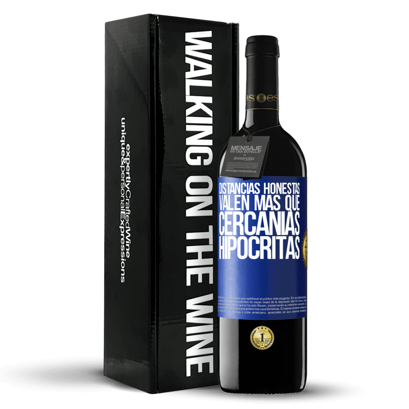 39,95 € Envío gratis | Vino Tinto Edición RED MBE Reserva Distancias honestas valen más que cercanías hipócritas Etiqueta Azul. Etiqueta personalizable Reserva 12 Meses Cosecha 2016 Tempranillo