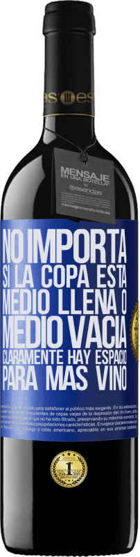 39,95 € Envío gratis | Vino Tinto Edición RED MBE Reserva No importa si la copa está medio llena o medio vacía. Cláramente hay espacio para más vino Etiqueta Azul. Etiqueta personalizable Reserva 12 Meses Cosecha 2016 Tempranillo