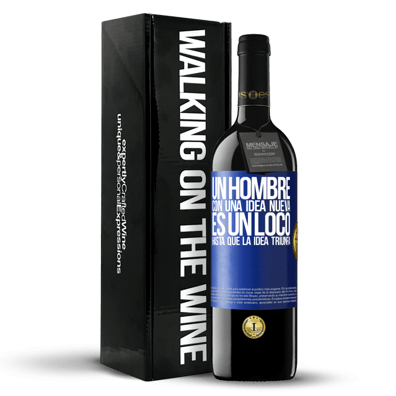 39,95 € Envío gratis | Vino Tinto Edición RED MBE Reserva Un hombre con una idea nueva es un loco hasta que la idea triunfa Etiqueta Azul. Etiqueta personalizable Reserva 12 Meses Cosecha 2015 Tempranillo