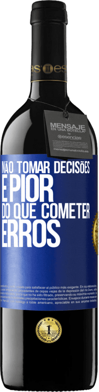 39,95 € | Vinho tinto Edição RED MBE Reserva Não tomar decisões é pior do que cometer erros Etiqueta Azul. Etiqueta personalizável Reserva 12 Meses Colheita 2015 Tempranillo