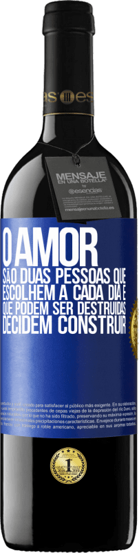 39,95 € | Vinho tinto Edição RED MBE Reserva O amor são duas pessoas que escolhem a cada dia e que podem ser destruídas, decidem construir Etiqueta Azul. Etiqueta personalizável Reserva 12 Meses Colheita 2015 Tempranillo