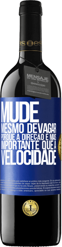 39,95 € | Vinho tinto Edição RED MBE Reserva Mude, mesmo devagar, porque a direção é mais importante que a velocidade Etiqueta Azul. Etiqueta personalizável Reserva 12 Meses Colheita 2015 Tempranillo