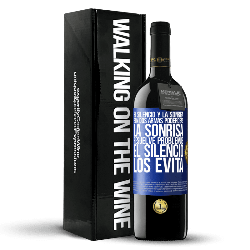 39,95 € Envío gratis | Vino Tinto Edición RED MBE Reserva El silencio y la sonrisa son dos armas poderosas. La sonrisa resuelve problemas, el silencio los evita Etiqueta Azul. Etiqueta personalizable Reserva 12 Meses Cosecha 2016 Tempranillo