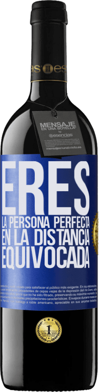 39,95 € Envío gratis | Vino Tinto Edición RED MBE Reserva Eres la persona perfecta en la distancia equivocada Etiqueta Azul. Etiqueta personalizable Reserva 12 Meses Cosecha 2016 Tempranillo