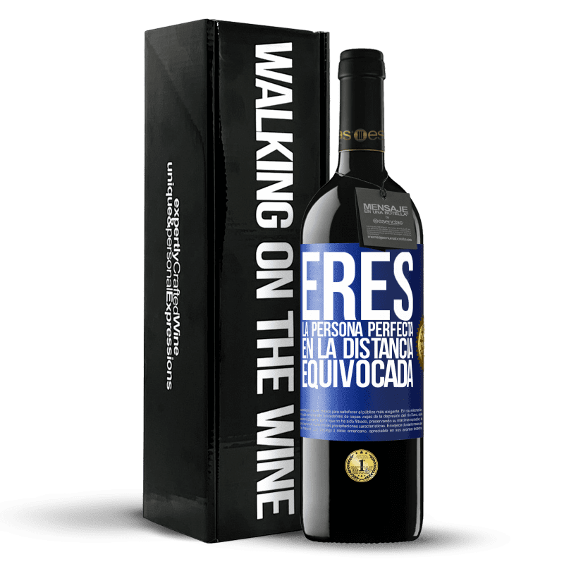 39,95 € Envío gratis | Vino Tinto Edición RED MBE Reserva Eres la persona perfecta en la distancia equivocada Etiqueta Azul. Etiqueta personalizable Reserva 12 Meses Cosecha 2016 Tempranillo