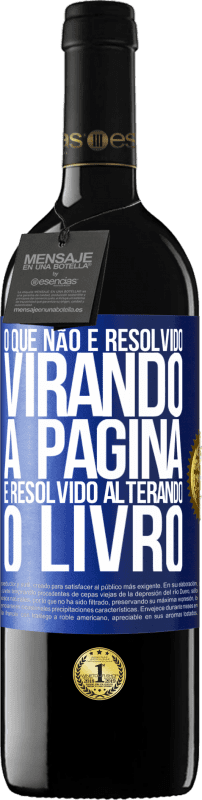 39,95 € Envio grátis | Vinho tinto Edição RED MBE Reserva O que não é resolvido virando a página, é resolvido alterando o livro Etiqueta Azul. Etiqueta personalizável Reserva 12 Meses Colheita 2014 Tempranillo