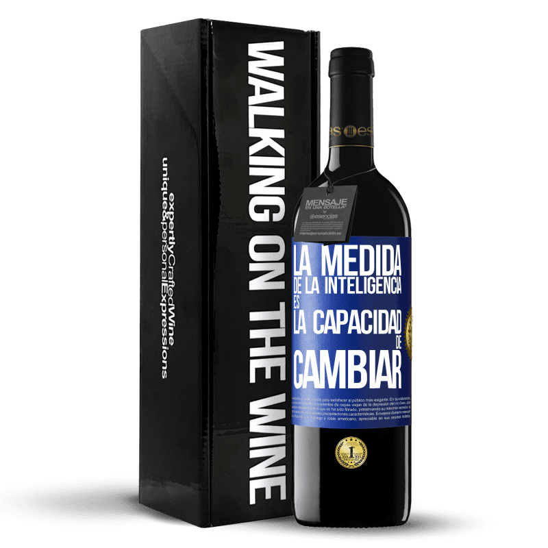 39,95 € Envío gratis | Vino Tinto Edición RED MBE Reserva La medida de la inteligencia es la capacidad de cambiar Etiqueta Azul. Etiqueta personalizable Reserva 12 Meses Cosecha 2015 Tempranillo