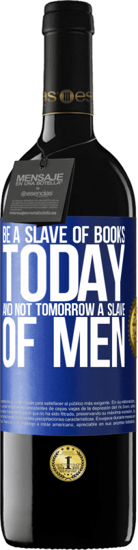 39,95 € 免费送货 | 红酒 RED版 MBE 预订 今天成为书籍的奴隶，而不是明天成为人类的奴隶 蓝色标签. 可自定义的标签 预订 12 个月 收成 2014 Tempranillo